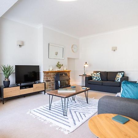 Beautiful Detached Home In Quaint Village Setting ウェザビー エクステリア 写真