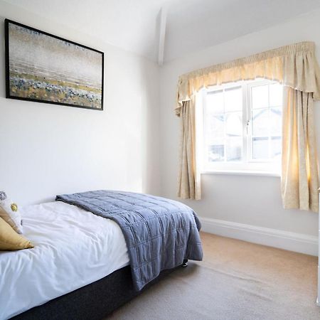 Beautiful Detached Home In Quaint Village Setting ウェザビー エクステリア 写真