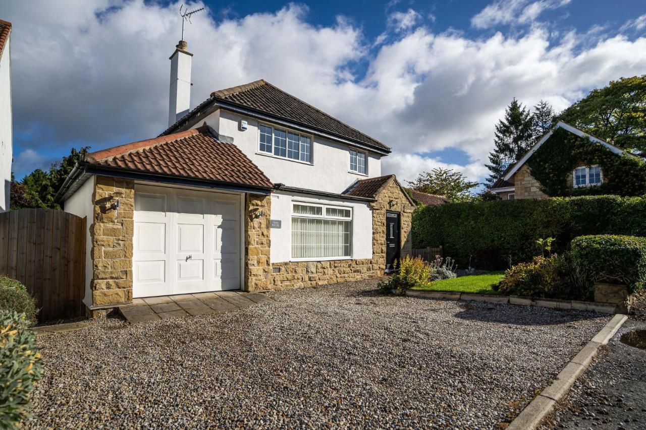 Beautiful Detached Home In Quaint Village Setting ウェザビー エクステリア 写真