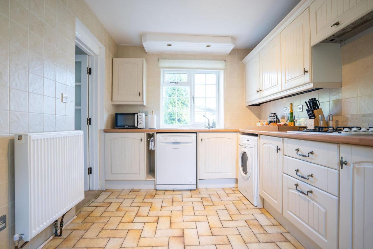 Beautiful Detached Home In Quaint Village Setting ウェザビー エクステリア 写真