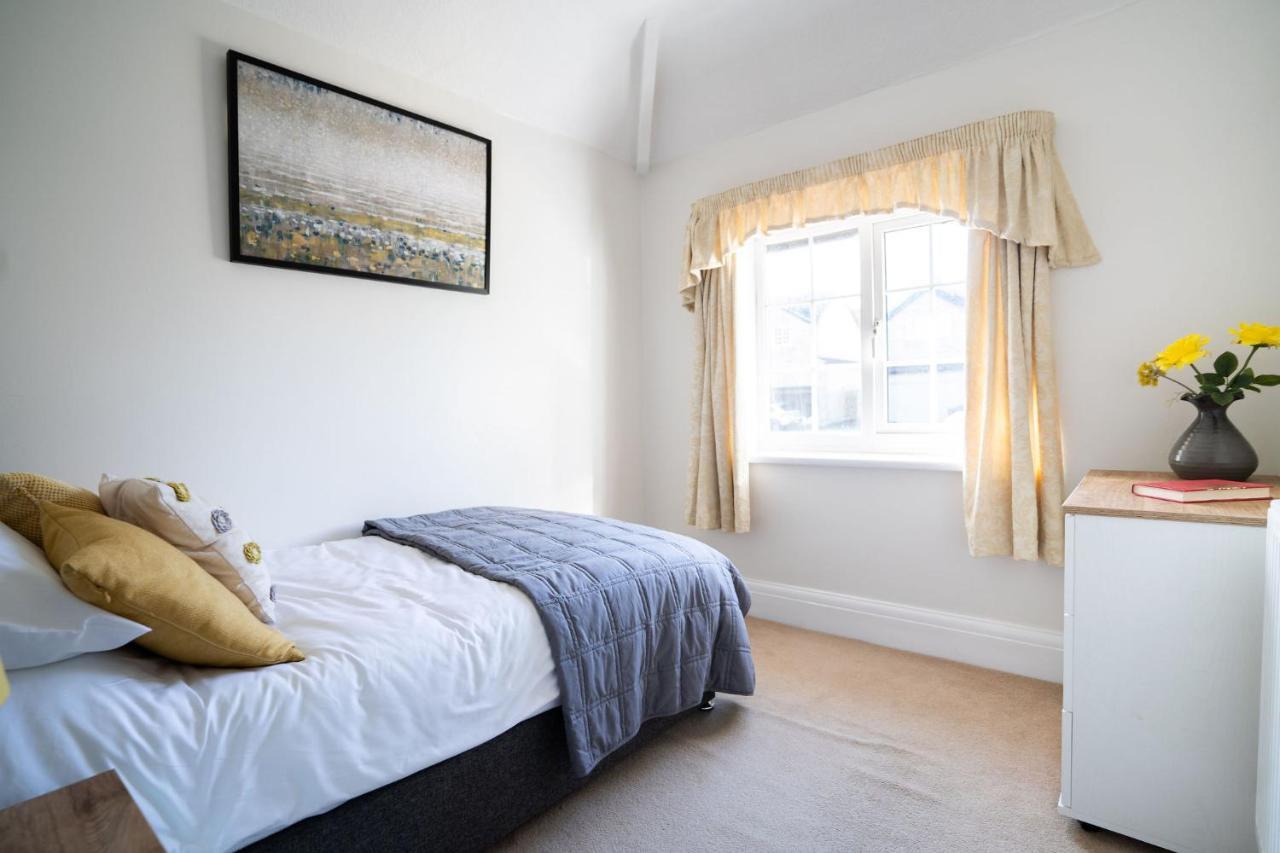 Beautiful Detached Home In Quaint Village Setting ウェザビー エクステリア 写真