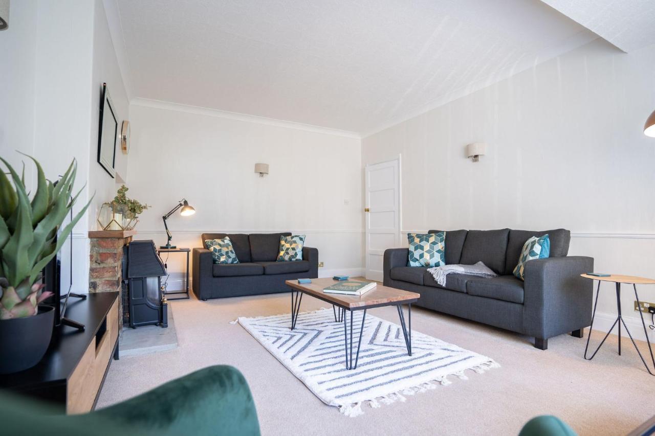Beautiful Detached Home In Quaint Village Setting ウェザビー エクステリア 写真
