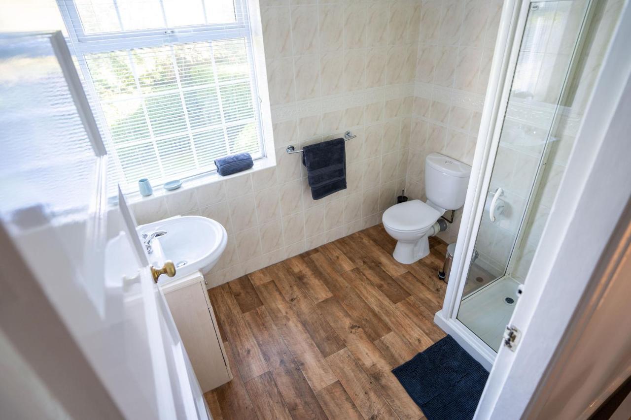 Beautiful Detached Home In Quaint Village Setting ウェザビー エクステリア 写真