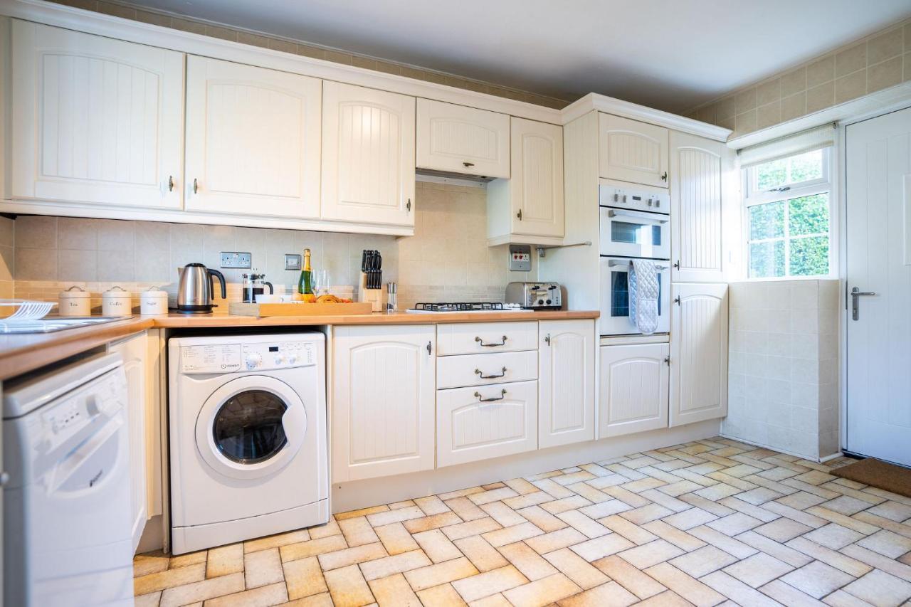 Beautiful Detached Home In Quaint Village Setting ウェザビー エクステリア 写真