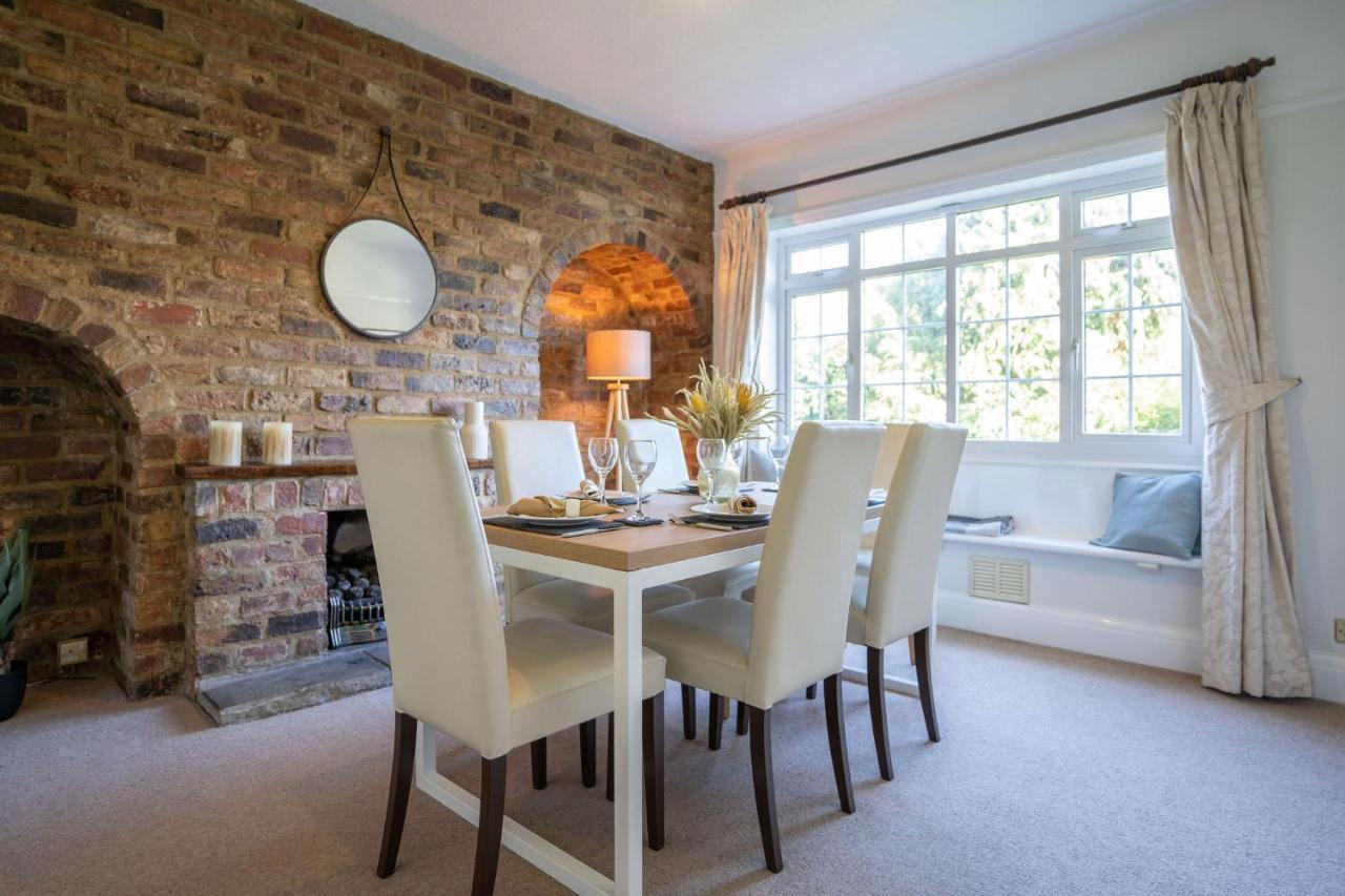 Beautiful Detached Home In Quaint Village Setting ウェザビー エクステリア 写真
