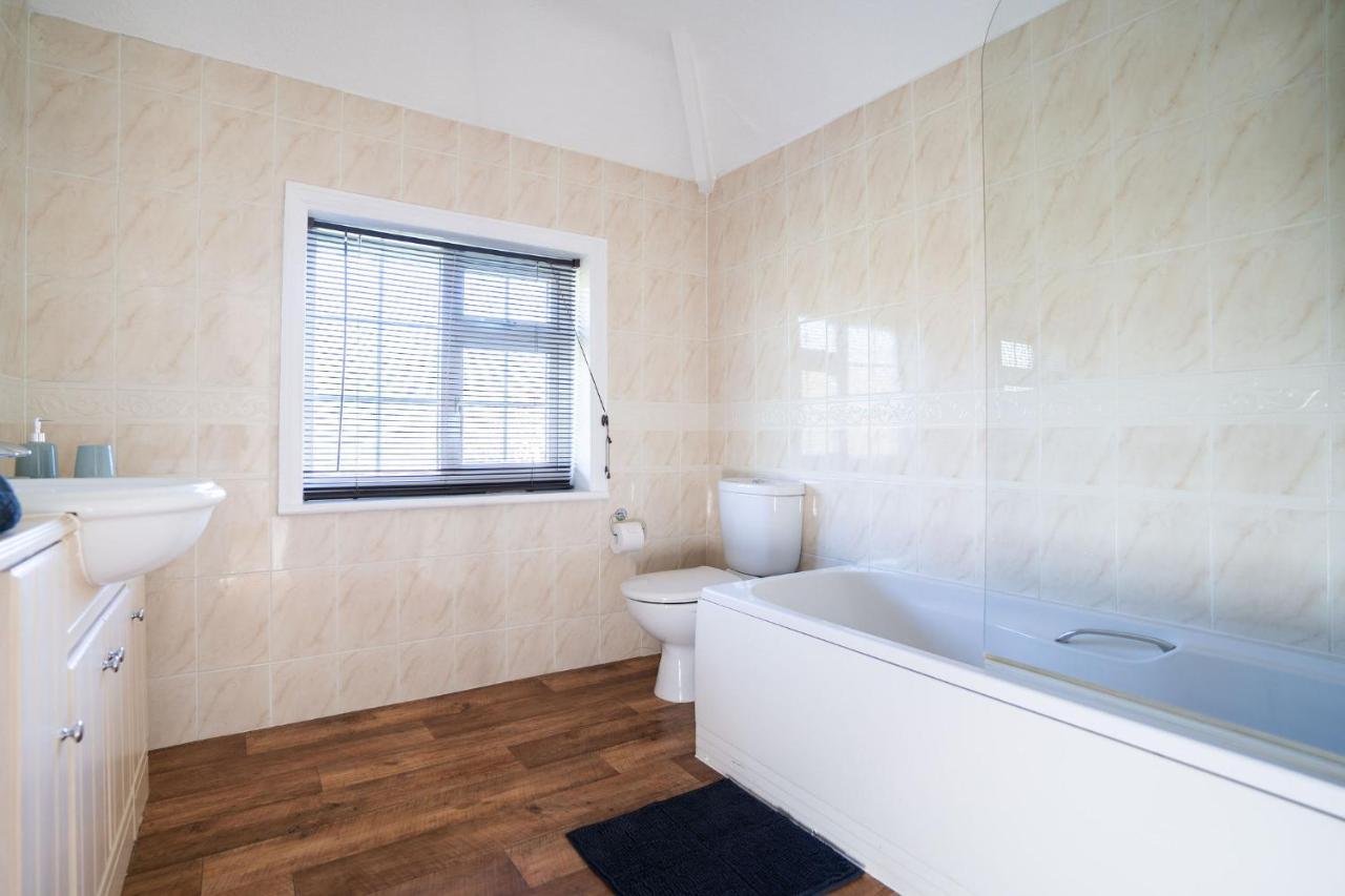 Beautiful Detached Home In Quaint Village Setting ウェザビー エクステリア 写真